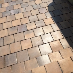 gạch vàng gấm lát sân nhà thờ họ