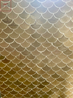 gạch vảy cá hanh vàng ánh xanh